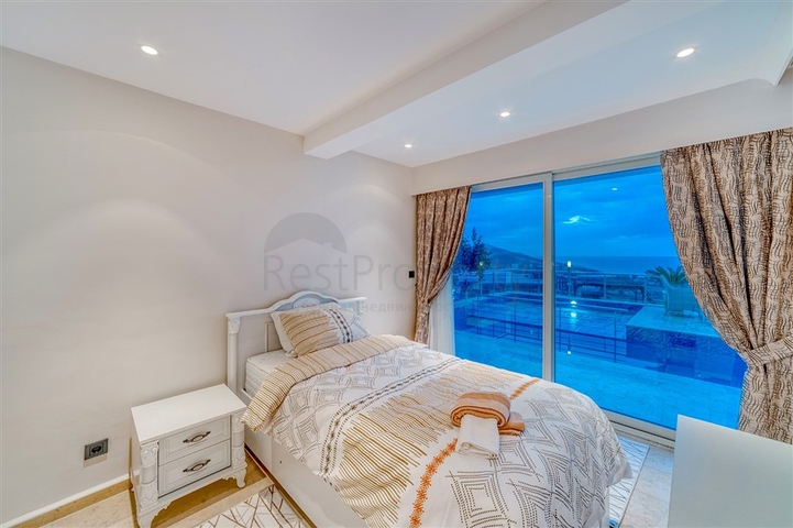 Вилла 5+1 в 800 м от пляжа с панорамными видами на море и горы