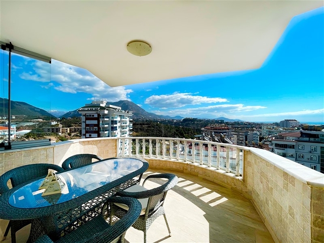 Просторный пентхаус с видом на море и горы и городской пейзаж в районе Тосмур