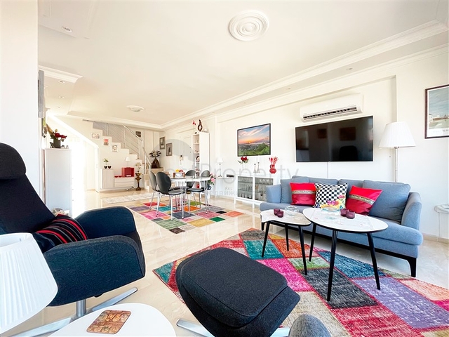 Просторный пентхаус с видом на море и горы и городской пейзаж в районе Тосмур