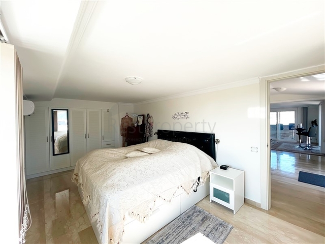 Просторный пентхаус с видом на море и горы и городской пейзаж в районе Тосмур