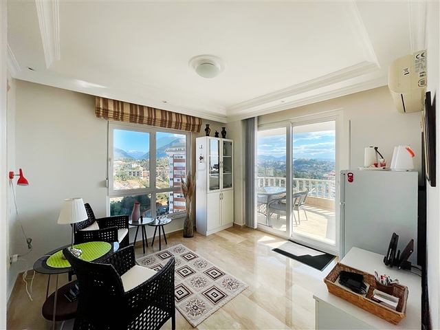 Просторный пентхаус с видом на море и горы и городской пейзаж в районе Тосмур