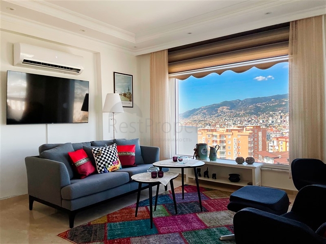 Просторный пентхаус с видом на море и горы и городской пейзаж в районе Тосмур