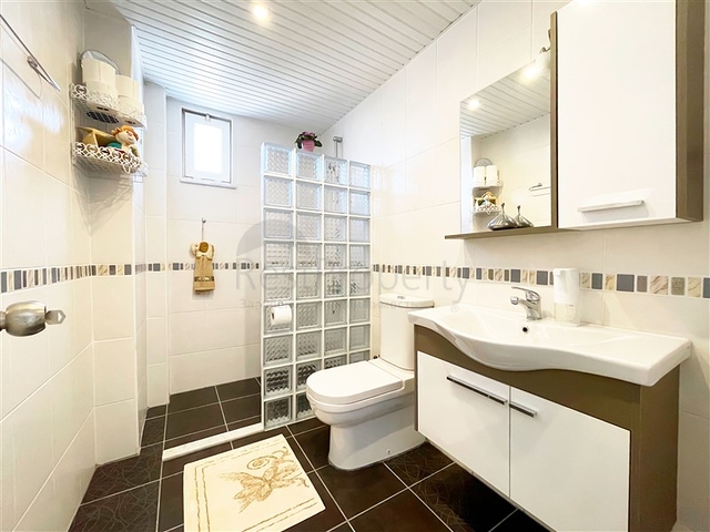 Просторный пентхаус с видом на море и горы и городской пейзаж в районе Тосмур