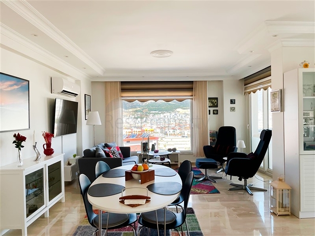 Просторный пентхаус с видом на море и горы и городской пейзаж в районе Тосмур