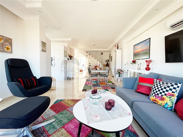 Просторный пентхаус с видом на море и горы и городской пейзаж в районе Тосмур