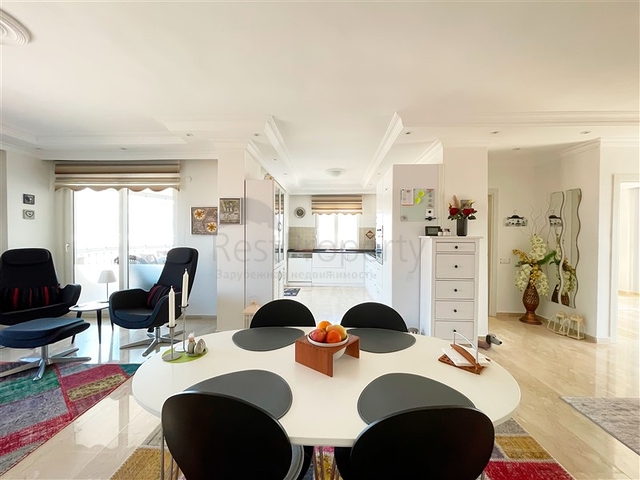 Просторный пентхаус с видом на море и горы и городской пейзаж в районе Тосмур