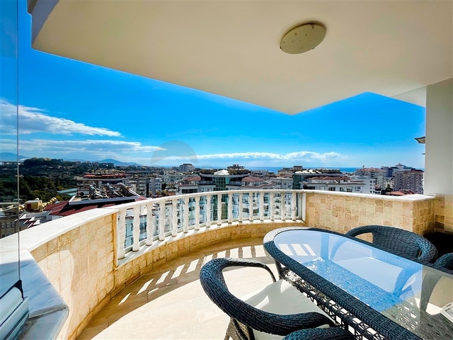 Просторный пентхаус с видом на море и горы и городской пейзаж в районе Тосмур