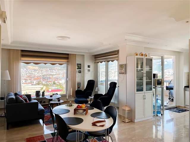 Просторный пентхаус с видом на море и горы и городской пейзаж в районе Тосмур