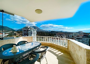 Просторный пентхаус с видом на море и горы и городской пейзаж в районе Тосмур