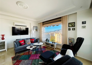 Просторный пентхаус с видом на море и горы и городской пейзаж в районе Тосмур