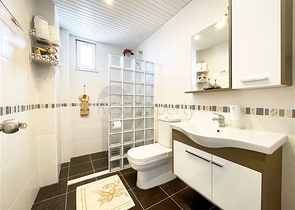 Просторный пентхаус с видом на море и горы и городской пейзаж в районе Тосмур