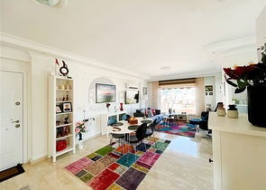 Просторный пентхаус с видом на море и горы и городской пейзаж в районе Тосмур