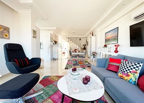 Просторный пентхаус с видом на море и горы и городской пейзаж в районе Тосмур