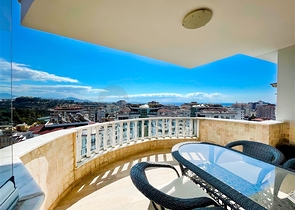 Просторный пентхаус с видом на море и горы и городской пейзаж в районе Тосмур