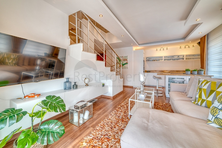 Пентхаус 2+1 с просторной террасой и видом на горы