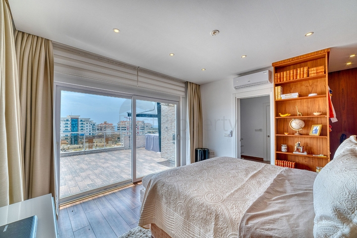 Пентхаус 2+1 с просторной террасой и видом на горы