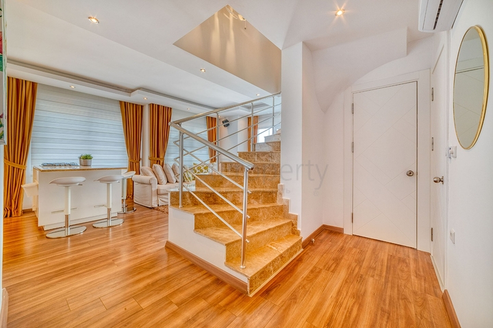 Пентхаус 2+1 с просторной террасой и видом на горы