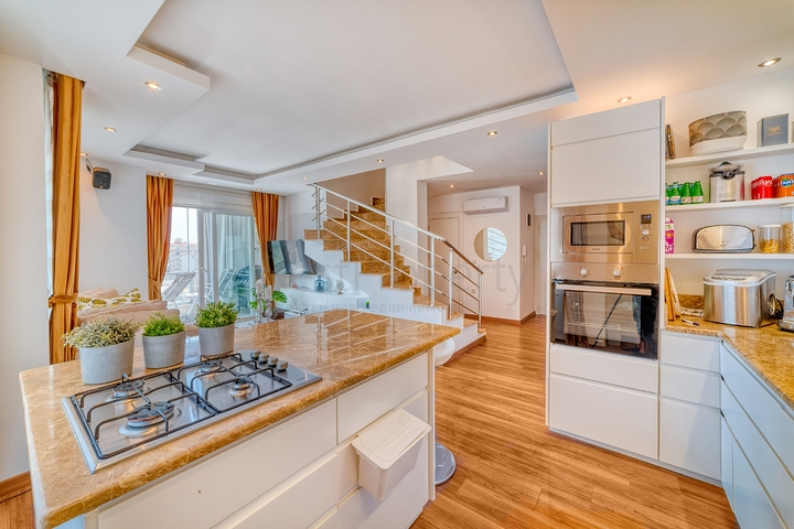 Пентхаус 2+1 с просторной террасой и видом на горы