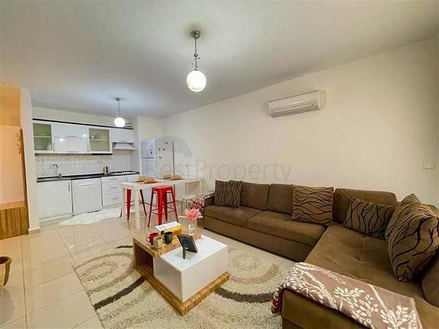 Просторная квартира 1+1 в комплексе со всей инфраструктурой у моря в Махмутлар