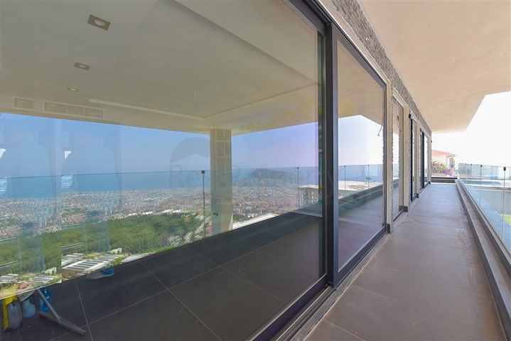 Вилла 4+2 с бассейном и видом на Средиземное море