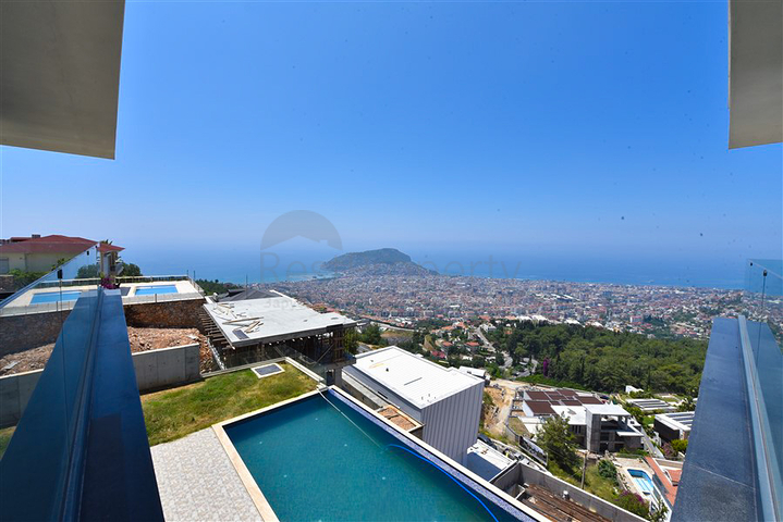 Вилла 4+2 с бассейном и видом на Средиземное море