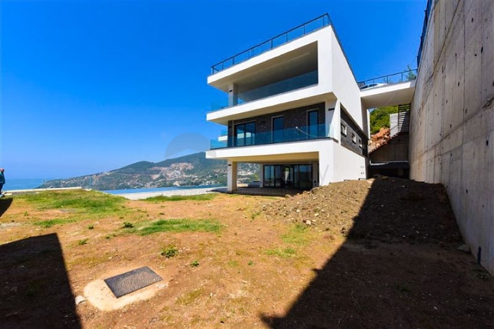 Вилла 4+2 с бассейном и видом на Средиземное море