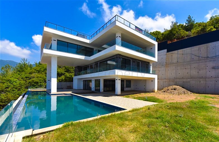 Вилла 4+2 с бассейном и видом на Средиземное море