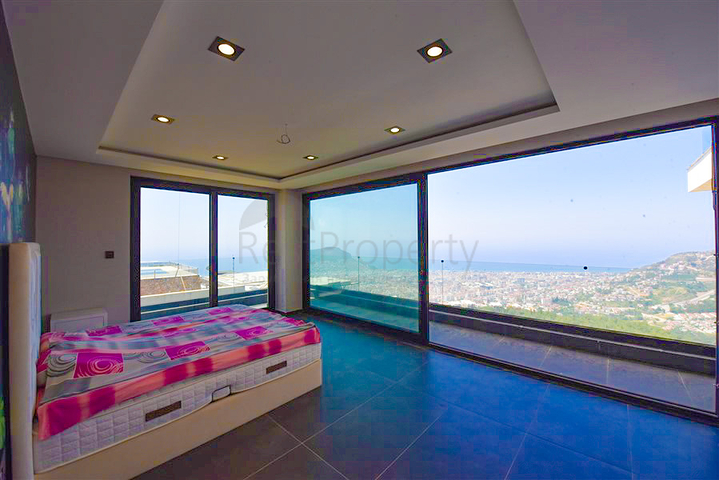 Вилла 4+2 с бассейном и видом на Средиземное море