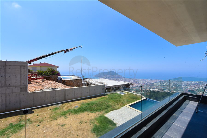Вилла 4+2 с бассейном и видом на Средиземное море