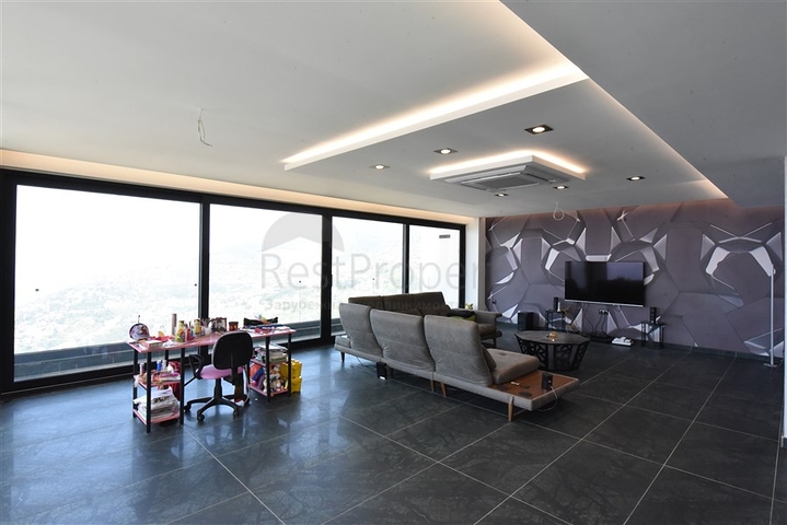 Вилла 4+2 с бассейном и видом на Средиземное море