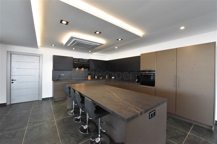 Вилла 4+2 с бассейном и видом на Средиземное море