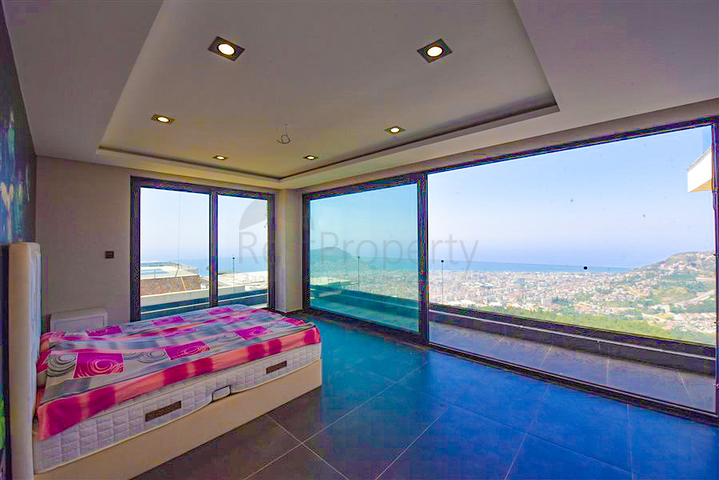 Вилла 4+2 с бассейном и видом на Средиземное море