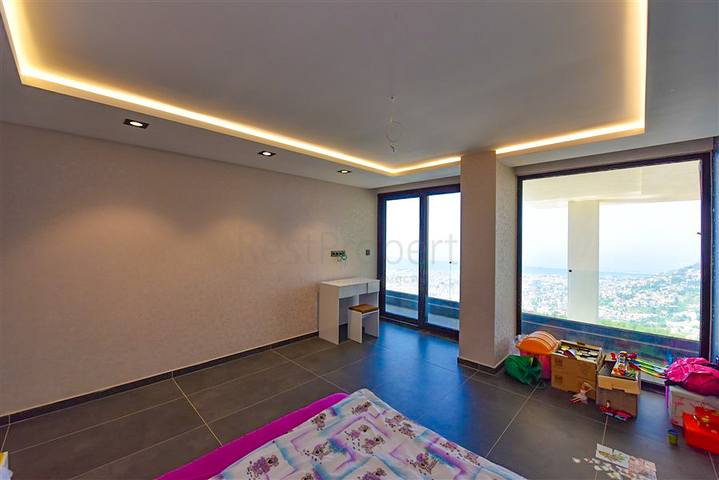 Вилла 4+2 с бассейном и видом на Средиземное море