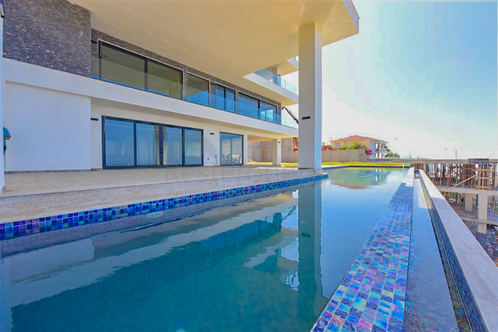 Вилла 4+2 с бассейном и видом на Средиземное море