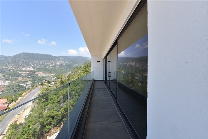 Вилла 4+2 с бассейном и видом на Средиземное море