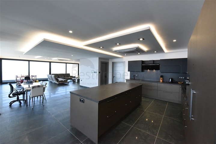 Вилла 4+2 с бассейном и видом на Средиземное море