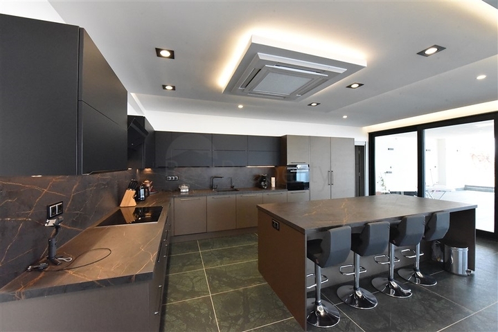 Вилла 4+2 с бассейном и видом на Средиземное море