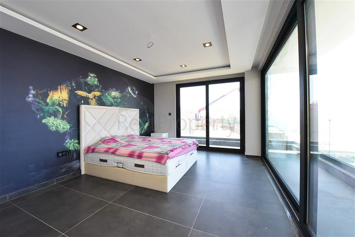 Вилла 4+2 с бассейном и видом на Средиземное море