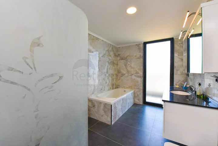 Вилла 4+2 с бассейном и видом на Средиземное море