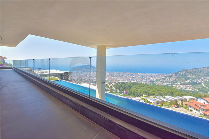 Вилла 4+2 с бассейном и видом на Средиземное море