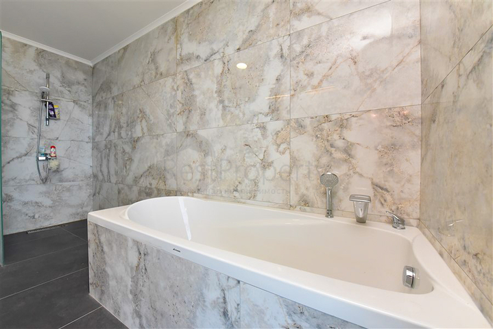 Вилла 4+2 с бассейном и видом на Средиземное море