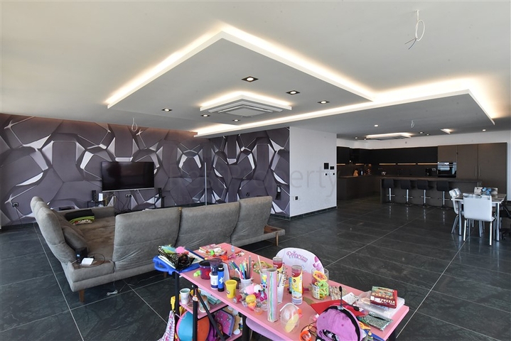 Вилла 4+2 с бассейном и видом на Средиземное море