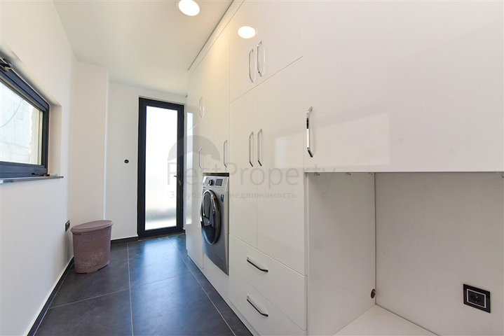 Вилла 4+2 с бассейном и видом на Средиземное море