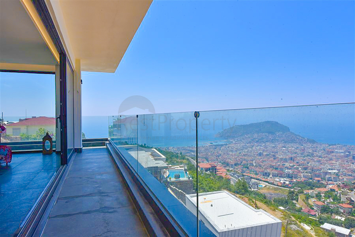 Вилла 4+2 с бассейном и видом на Средиземное море