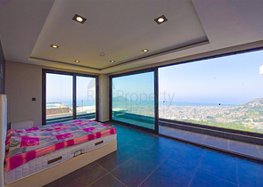 Вилла 4+2 с бассейном и видом на Средиземное море