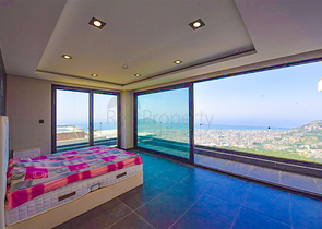 Вилла 4+2 с бассейном и видом на Средиземное море