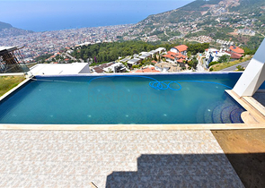 Вилла 4+2 с бассейном и видом на Средиземное море