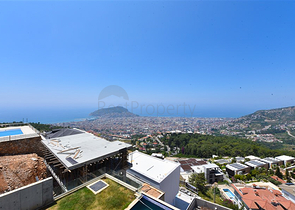 Вилла 4+2 с бассейном и видом на Средиземное море