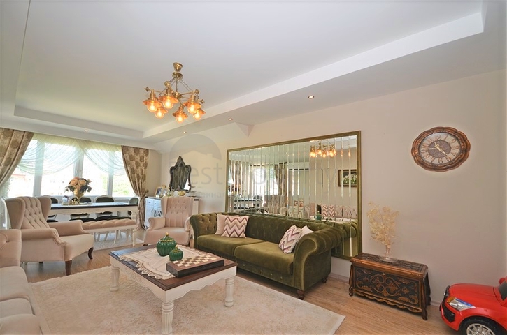 Просторный пентхаус для большой семьи на берегу Средиземного моря