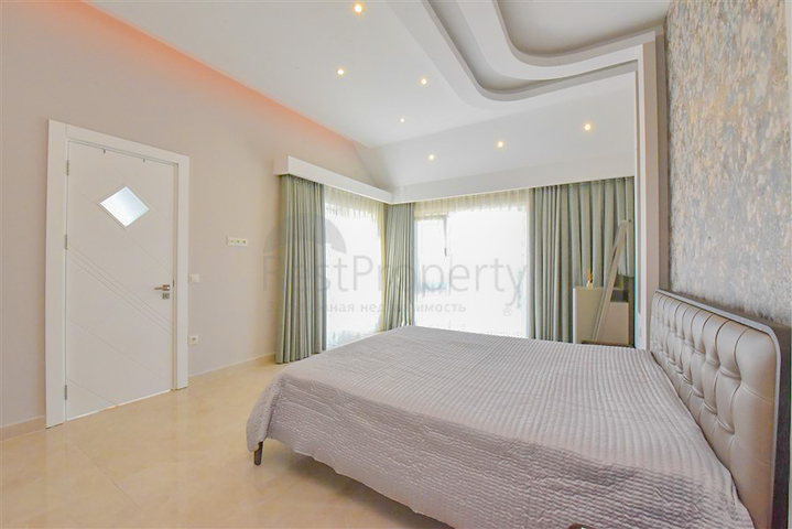 Просторный пентхаус 4+1 с видом на море в районе Махмутлар